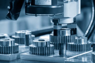 Metal parçalı robotik sistem tarafından yapılan yüksek teknoloji malzeme işleme süreci. Otomatik pnömatik robotik kol üretim hattındaki mekanik parçaları seçer. 