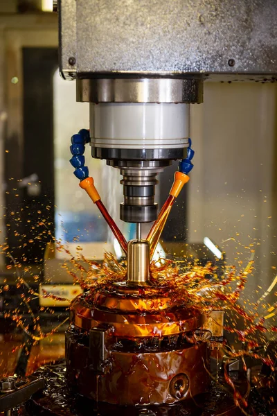 Dikey sahne CNC değirmen makinesi, kabuk kalıplarını yağ soğutma metoduyla kesiyor. Küf ve ölüm üretim süreci CNC makine merkezi tarafından yağ soğutma metoduyla.