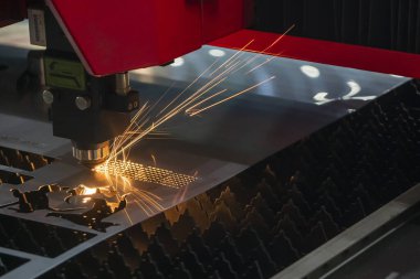 Fiber lazer kesme makinesi metal plakayı kesti. Lazer kesme makinesinin yüksek teknoloji metal üretim süreci.. 