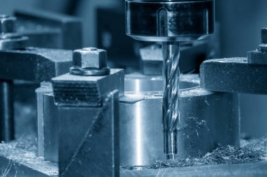 NC değirmen makinesindeki sondaj işlemi. Değirmen makinesindeki metal çalışma konsepti..