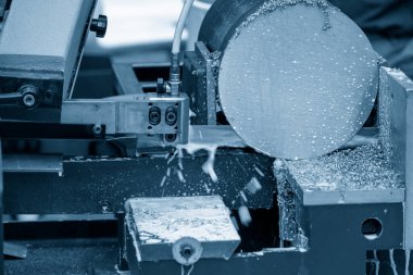 Otomatik bant testeresi metal çubuğu su bazlı soğutucu metoduyla kesiyor. Endüstriyel amaç için makine aracı.