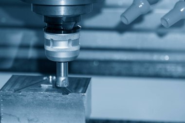 CNC değirmen makinesi, enjeksiyon küf parçalarını indekslenebilir araçlarla kesiyor. Kalıplar ve ölüm üretim süreci, son değirmen araçları ile makine merkezi tarafından.