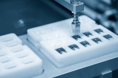 Yüksek teknolojili robot sistemi otomotiv mikro fünyesini topluyor. Otomatik pnömatik robotik kol üretim hattındaki elektronik parçaları topluyor.. 