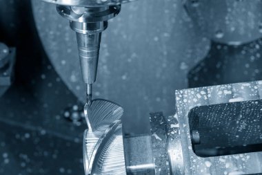 5 eksenli makine merkezi, teknenin pervane parçalarını sert top değirmeniyle kesiyor. Çok eksenli CNC değirmen makinesinin yüksek hassasiyetli parça üretim süreci.