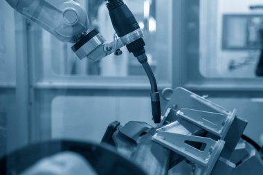 Otomotiv parçaları montajında çalışan otomatik kaynak robotu. Robotik sistemin sanayi 4.0 otomotiv üretim kavramı.