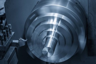 Torna makinesi pirinç disk parçalarını torna ile kesmeyi bitirir. Makineyi döndürerek metal işleme süreci.