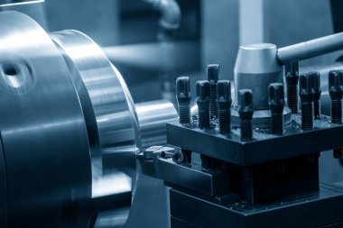 Torna makinesi pirinç disk parçalarını torna ile kesmeyi bitirir. Makineyi döndürerek metal işleme süreci.