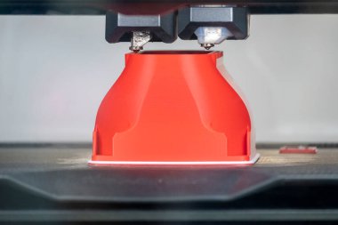 Çift enjektör 3D yazıcı makinesiyle katkı maddesi üretimi. Hızlı prototip yöntemi ile yüksek teknoloji üretim süreci. 