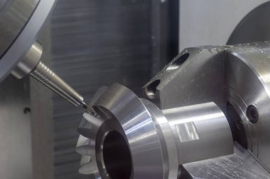 5 eksenli CNC değirmen makinesi metal dişli kısmını kesiyor. CNC Torna 'nın yüksek teknoloji otomotiv parçası üretim süreci.