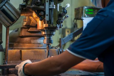 NC değirmen makinesinde çalışan makine operatörü. NC değirmen makinesinin atölye çalışması.