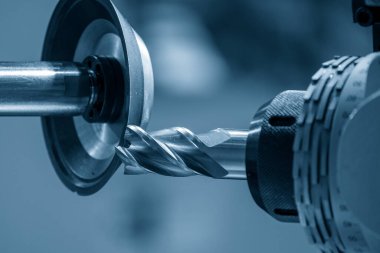 Düz ya da kare uçlu değirmen aleti yeniden öğütme makinesi. CNC değirmen makinesi için yeniden öğütme süreci.