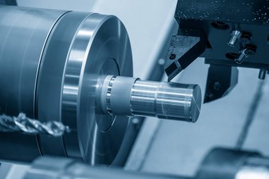 CNC torna makinesi metal şaft parçalarını kesiyor. CNC dönüşüm makinesinin yüksek teknolojili metal işlemesi .