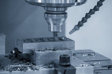 CNC değirmen makinesi enjeksiyon kalıplarını düz uçlu değirmen aletleriyle kesiyor. Kalıplar ve ölüm üretim süreci, son değirmen araçları ile makine merkezi tarafından.