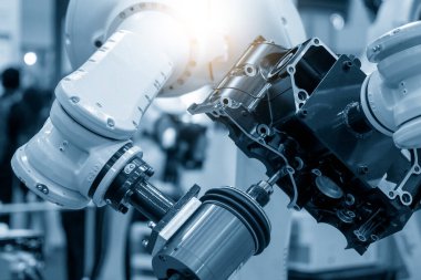 Otomotiv parçaları, robotik kolu değirmen mili ile tamamlama işlemi ile bağlandı. Robot sistemi tarafından yüksek teknoloji otomotiv parçaları üretim süreci.
