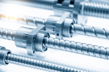 Yedek parçaların yakın çekim sahnesi kurşun top vidası seti. Yüksek duyarlı CNC makine parçası üretim konsepti.