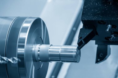 CNC torna makinesi metal şaft parçalarını kesiyor. CNC dönüşüm makinesinin yüksek teknolojili metal işlemesi .