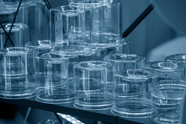 Plastik kavanoz kabının yakın çekim sahnesi açık mavi sahnede. Yiyecek konteynırı üretim konsepti..