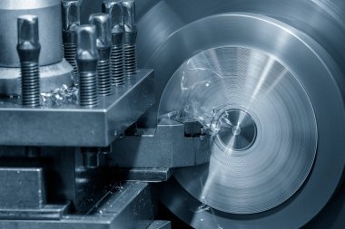 Torna makinesi, torna tezgahını bitirir metal disk parçalarını torna araçlarıyla keser. Makineyi döndürerek metal işleme süreci.