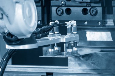Yüksek teknoloji levha metali hidrolik basınç fren makinesiyle robotik kol tarafından oluşuyor. Otomatik sistem tarafından işletilen metal levha.