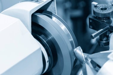 Sondaj aleti yeniden öğütme makinesi. CNC değirmen makinesi için yeniden öğütme süreci.