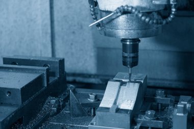 CNC değirmen makinesi, basını kesiyor ve top değirmeninin ucundaki aletle ölüyor. Kalıplar, sert top değirmeni ile makine merkeziyle kesme işlemi yapıyor.