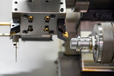 Çift Milli tipi CNC torna makinesi metal şaft parçalarını kesiyor. CNC dönüşüm makinesinin yüksek teknolojili metal işlemesi .