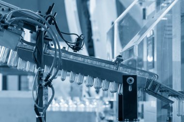 Küf makinesiyle içme suyu üretme işlemi. Plastik şişe üfleme makinesi operasyonu..