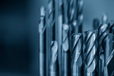 Yakın çekim sahnesi CNC değirmen makinesi için kullanılan katı karpit bitiş makinesi araçları. Makine merkezi için kesme aracı.