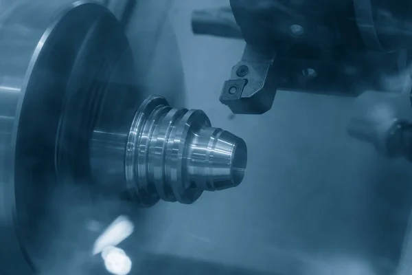 Cnc Torna Makinesi Metal Koni Şeklindeki Parçaları Kesiyor Cnc Dönüşüm — Stok fotoğraf