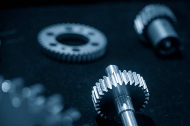 Metal çam ağacının şaftlı yedek parçası. Otomotiv iletim sisteminin parçalarının soyut görüntüsü.