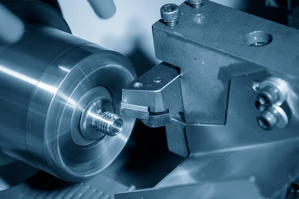 CNC torna makinesi metal şaft parçalarını kesiyor. CNC dönüşüm makinesinin yüksek teknolojili metal işlemesi .