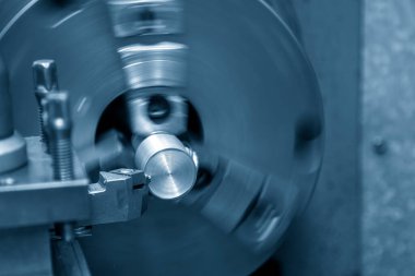 Torna makinesi torna tezgahıyla metal şaft parçalarını kesmiş. Makineyi döndürerek metal işleme süreci.