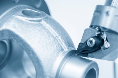 CNC torna makinesinin kesme aracını kapatın. CNC dönüşüm makinesinin yüksek teknolojili metal işlemesi .