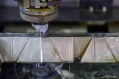 Kablo EDM makinesi kalıpları kesiyor. Zar atma işlemi CNC programı tarafından kablo kesme makine kontrolü ile kesme işlemi.