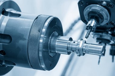 Çoklu görev CNC torna makinesi İsviçre tipi değirmen, metal parçalarını değirmen mili ile kesiyor. CNC dönüşüm makinesiyle çalışan yüksek teknoloji metali.