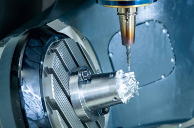 5 eksenli makine merkezi, türbin parçalarını konik top ucu değirmen aletiyle kesiyor. Çok eksenli CNC değirmen makinesinin yüksek hassasiyetli otomotiv üretim süreci.