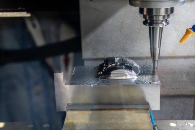 Basın, CNC değirmen makinesiyle fabrika sonundaki aletleri üreterek ölüyor. Kalıplar, sert top değirmeni ile makine merkeziyle kesme işlemi yapıyor.