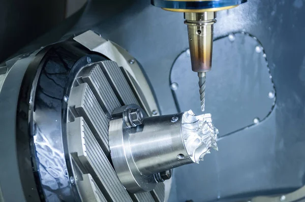 5 eksenli makine merkezi, türbin parçalarını konik top ucu değirmen aletiyle kesiyor. Çok eksenli CNC değirmen makinesinin yüksek hassasiyetli otomotiv üretim süreci.
