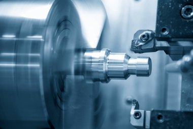 CNC torna makinesi metal çivi parçalarının sonunda iplik kesiyor. CNC dönüşüm makinesinin yüksek teknolojili metal işlemesi .