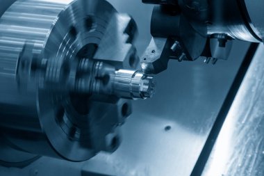 CNC torna makinesi metal şaft parçalarını kesiyor. CNC dönüşüm makinesinin yüksek teknolojili metal işlemesi .