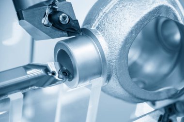 CNC torna makinesinin kesme aracını kapatın. CNC dönüşüm makinesinin yüksek teknolojili metal işlemesi .