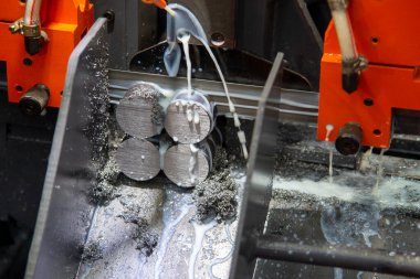 Bando makinesinin metal çubuğu kestiği sahneyi kapatın. Endüstriyel amaç için makine aracı