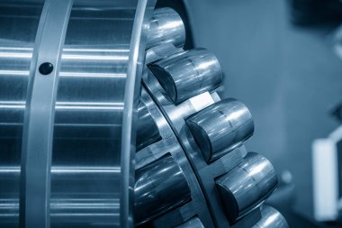 Yuvarlanan parçaları birleştirme sahnesini kapatın. Ağır mekanik parça üretim konsepti.