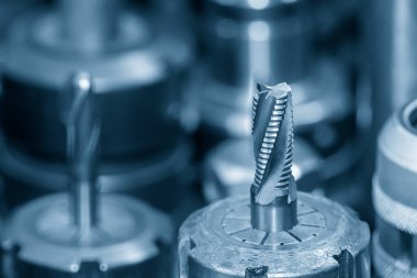 CNC değirmen makinesi için kullanılan tıkırtı araçlarını yakın çekim sahnesi. Makine merkezi için iplik kesme aracı.