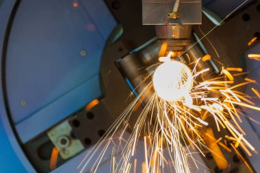 Fiber lazer kesme makinesi metal tüpü kesti. Lazer kesme makinesinin yüksek teknoloji metal üretim süreci.. 