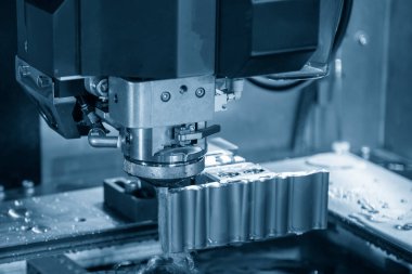 Kablo EDM makinesi kalıpları kesiyor. Zar atma işlemi CNC programı tarafından kablo kesme makine kontrolü ile kesme işlemi.