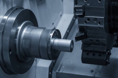 CNC torna makinesi metal şaft parçalarını kesiyor. CNC dönüşüm makinesinin yüksek teknolojili metal işlemesi .