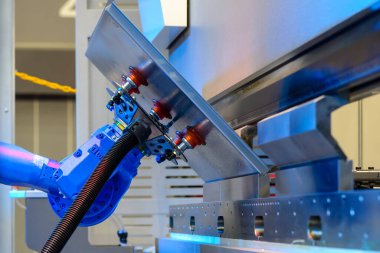 Yüksek teknoloji levha metali hidrolik basınç fren makinesiyle robotik kol tarafından oluşuyor. Otomatik sistem tarafından işletilen metal levha.