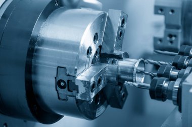 CNC dönüşlü makine deliği metal silindirik şekil parçalarını kesiyor. CNC makinesinin işlediği yüksek teknolojili metal. .