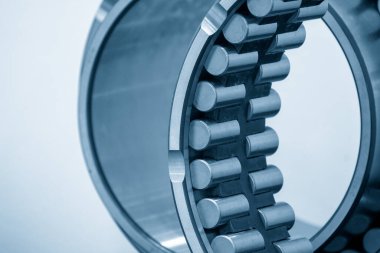 Silindirik rulo yataklı parçaların yakın çekim sahnesi. Ağır mekanik parça üretim konsepti.